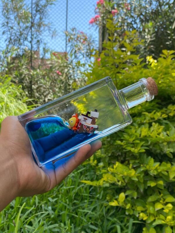 Barco Insumergible en Botella de Acrílico – One Piece (Going Merry | Thousand Sunny) - Imagen 2