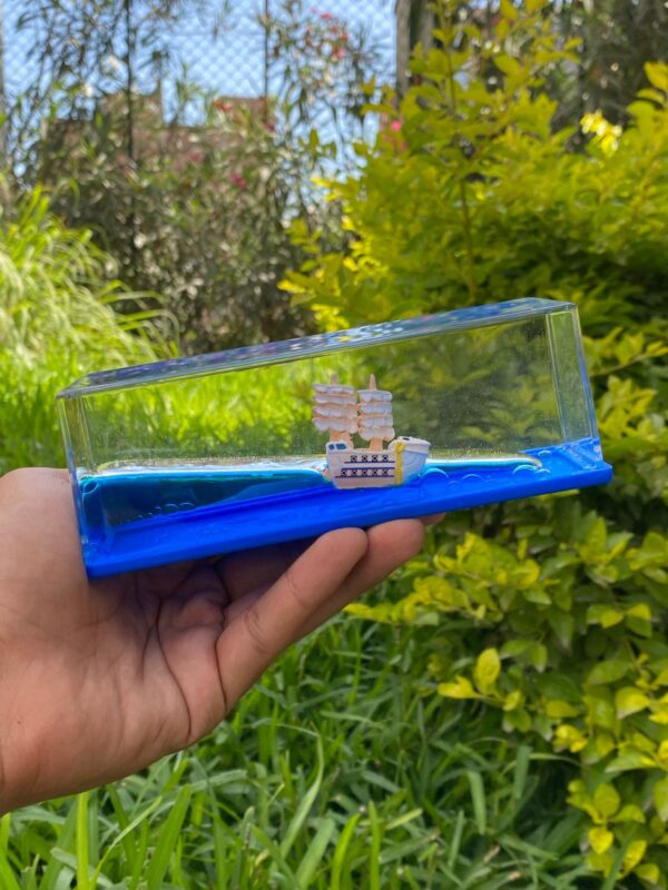 Barco Insumergible en Cubo de Acrílico – Moby Dick (One Piece | Barba Blanca) - Imagen 2
