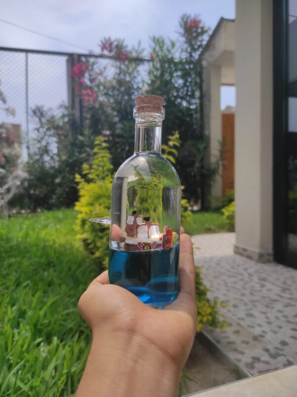 Barco Insumergible en Botella de Acrílico con Base Circular – Thousand Sunny - Imagen 3