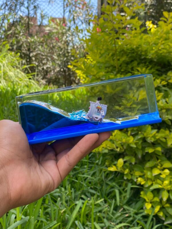 Barco Insumergible en Cubo de Acrílico – One Piece (Going Merry | Thousand Sunny) - Imagen 2