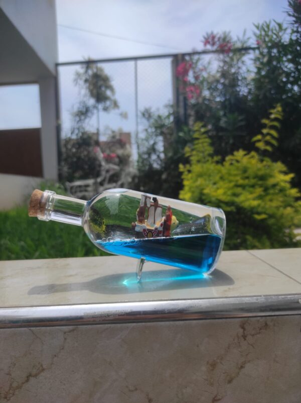 Barco Insumergible en Botella de Acrílico con Base Circular – Thousand Sunny - Imagen 2
