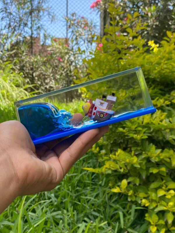 Barco Insumergible en Cubo de Acrílico – One Piece (Going Merry | Thousand Sunny) - Imagen 3