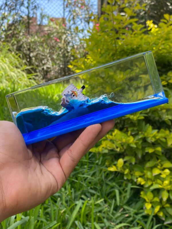 Barco Insumergible en Cubo de Acrílico – One Piece (Going Merry | Thousand Sunny) - Imagen 4