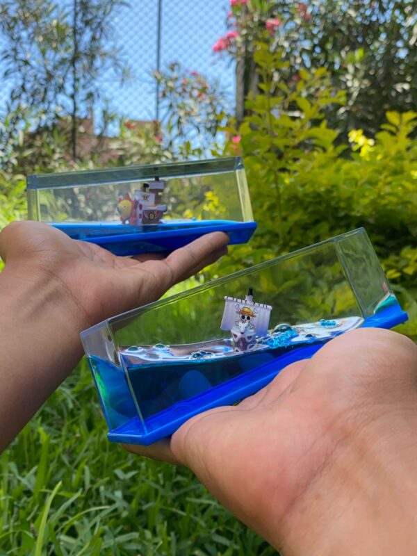 Barco Insumergible en Cubo de Acrílico – One Piece (Going Merry | Thousand Sunny) - Imagen 5