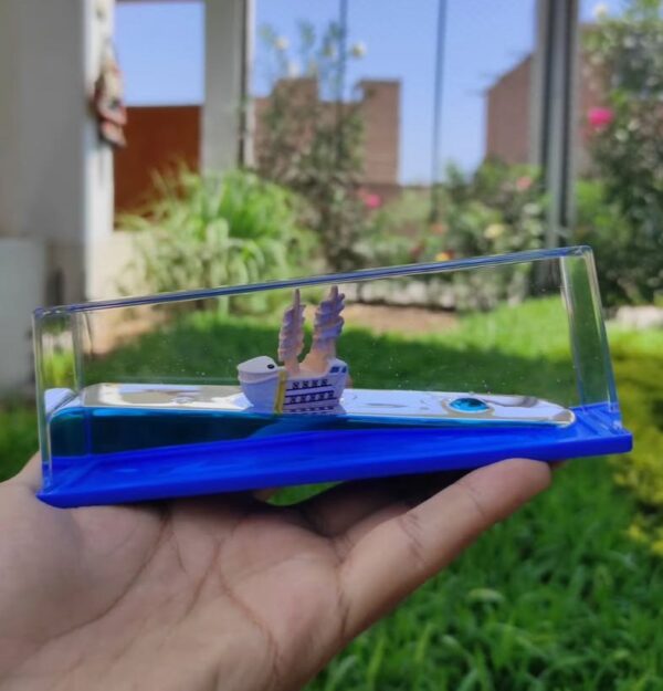 Barco Insumergible en Cubo de Acrílico – Moby Dick (One Piece | Barba Blanca)