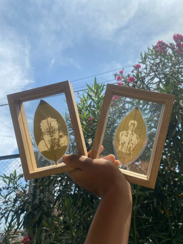 Hojas Talladas de One Piece en Marco de Madera – Zoro y Luffy