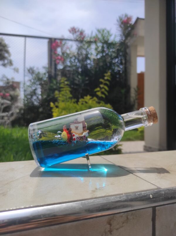 Barco Insumergible en Botella de Acrílico con Base Circular – Thousand Sunny