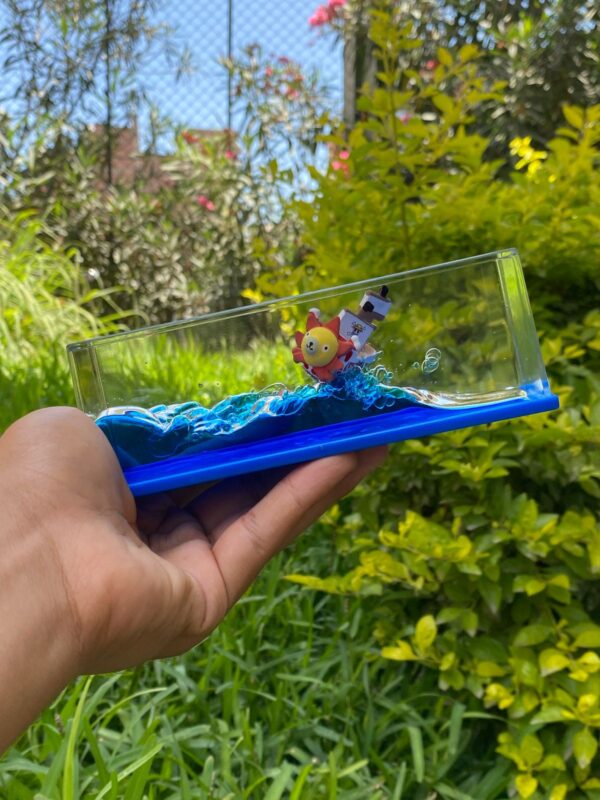 Barco Insumergible en Cubo de Acrílico – One Piece (Going Merry | Thousand Sunny)